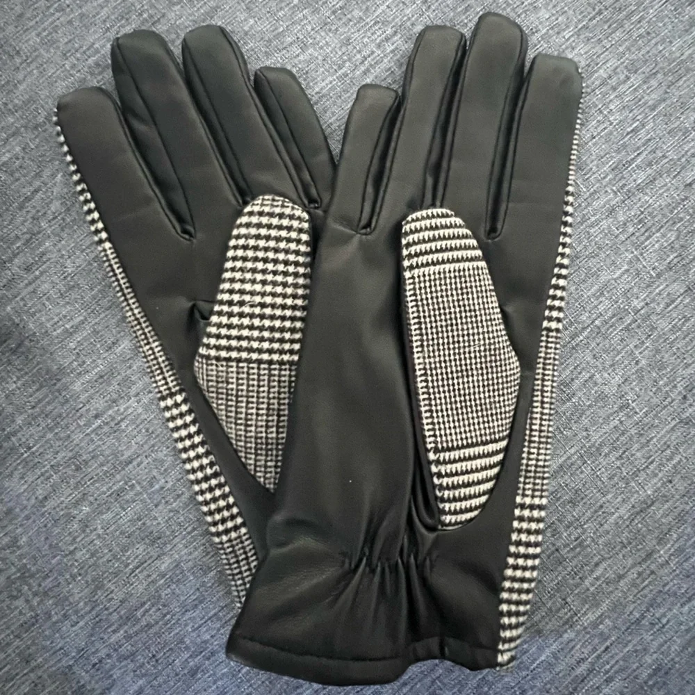 MIXIT Gloves Black and Cream/Gray Plaid Patterned NWOT Sz S/M